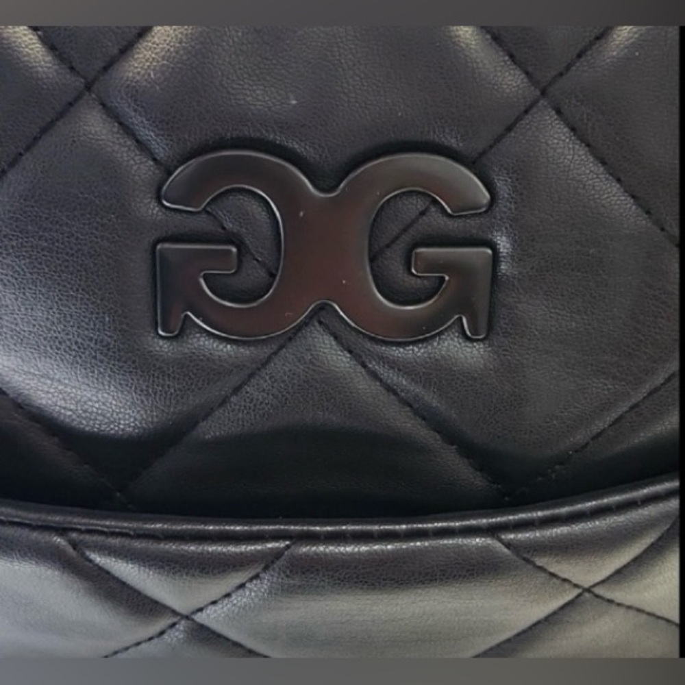 Sleek Black Quilted Duffel Bag with Versatile Strap - Picture 8 of 11